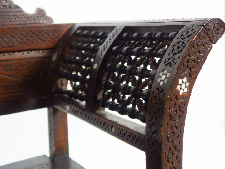 Banc syrien, à décor en marqueterie de nacre de croissant de lune et d