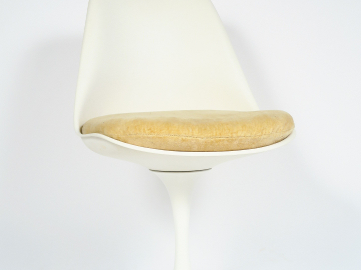 Eero Saarinen pour Knoll. Chaise "Tulipe".  Pied central en fonte d'al
