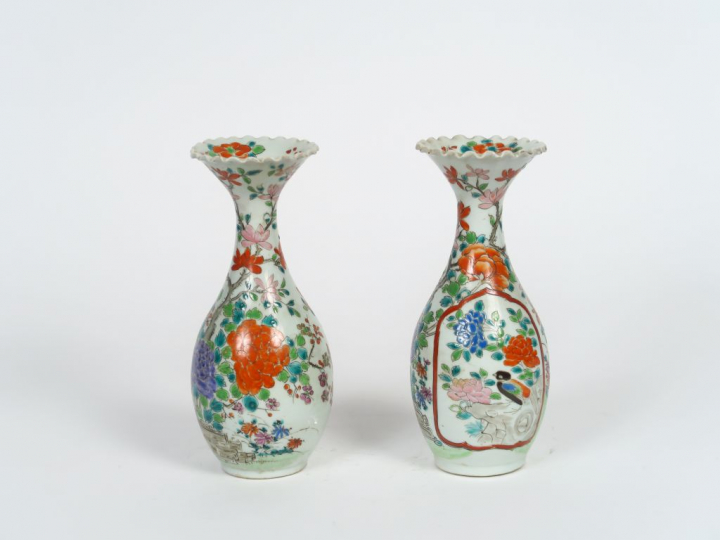 Paire de petits vases à col festonné en porcelaine d'Imari, à décor po