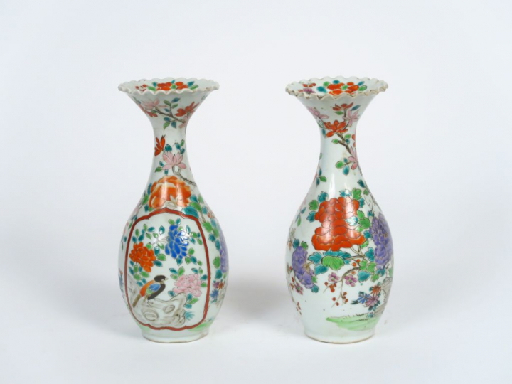 Paire de petits vases à col festonné en porcelaine d'Imari, à décor po