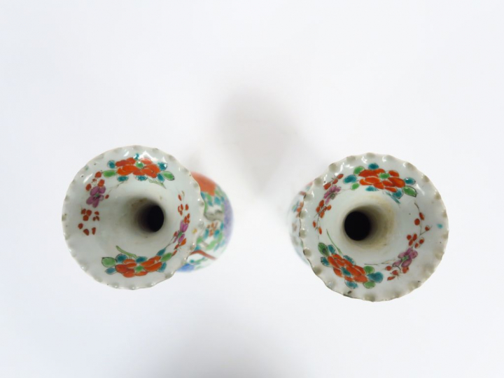 Paire de petits vases à col festonné en porcelaine d'Imari, à décor po