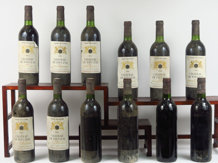 12 BOUTEILLES CHÂTEAU DE FIEUZAL GGC GRAVES - 1982 - 6 BG/6 LB/4 SE/4 