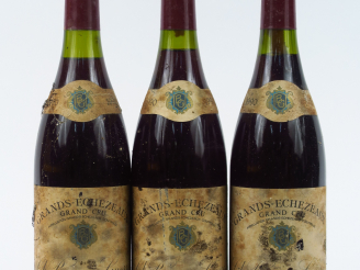 Vente aux enchères 3 BOUTEILLES GRANDS ECHEZEAUX GC CHÂTEAU BONNES   GUERRE - 1990 - 2 CM