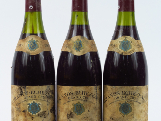 Vente aux enchères 3 BOUTEILLES GRANDS ECHEZEAUX GC CHÂTEAU BONNES   GUERRE - 1990 - 2 à 