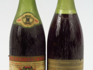 Vente aux enchères 2 BOUTEILLES CLOS VOUGEOT : 1 CAVES DE LA REINE PEDAUQUE 1964 8 CM/EA 