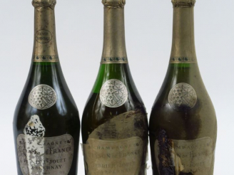 Vente aux enchères 3 BOUTEILLES CHAMPAGNE PERRIER JOUET 'BLASON DE France' - 1976 - 2 à 0
