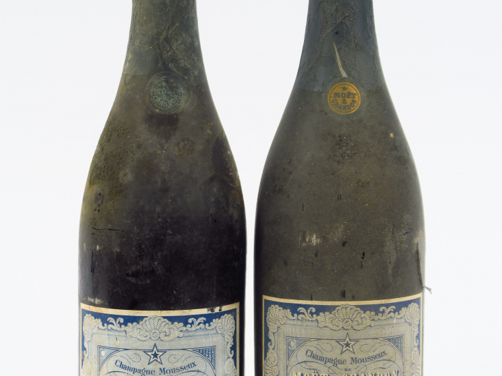 2 TRES VIEILLES BOUTEILLES CHAMPAGNE MOUSSEUX MOET   CHANDON - 2 CM ET