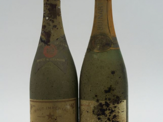 Vente aux enchères 2 BOUTEILLES CHAMPAGNE : 1 MOET   CHANDON BRUT IMPERIAL 1 CM SOUS LA C