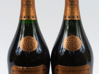 Vente aux enchères 2 BOUTEILLES CHAMPAGNE PERRIER JOUET ROSE  'BLASON DE France' CUVEE SP