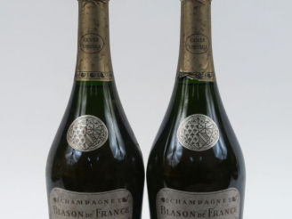 Vente aux enchères 2 BOUTEILLES CHAMPAGNE PERRIER JOUET 'BLASON DE France' - 0,5 CM SOUS 