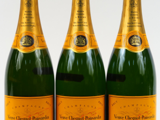 Vente aux enchères 3 BOUTEILLES CHAMPAGNE VEUVE CLICQUOT PONSARDIN