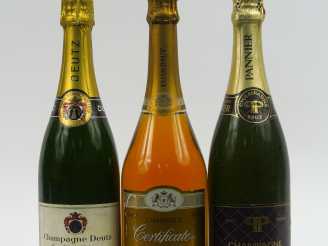 Vente aux enchères 3 BOUTEILLES CHAMPAGNE : 1 DEUTZ 'GOLD LACK' - 1 CHARBAUT BLANC DE BLA