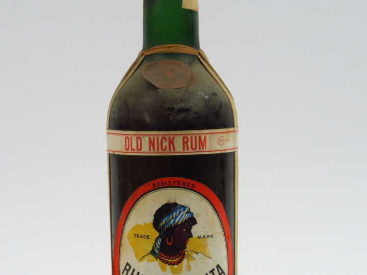 1 VIEILLE BOUTEILLE RHUM NEGRITA 'OLD NICK RUM'