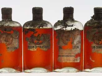 Vente aux enchères 4 TRES VIEILLES FLASKS RHUM CHARLESTON - EA