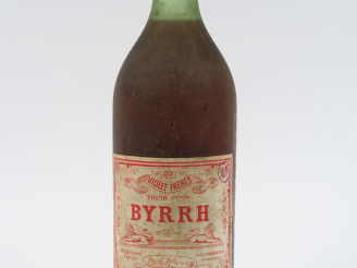 Vente aux enchères 1 TRES VIEILLE BOUTEILLE BYRRH 'VIOLET FRERES' - BOUCHON LIEGE/CAPS ET