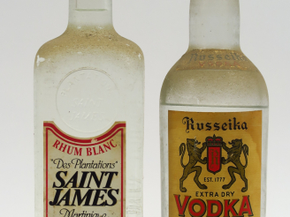 Vente aux enchères 2 BOUTEILLES : 1 VODKA RUSSEIKA - 1 RHUM BLANC ST JAMES (1 L)
