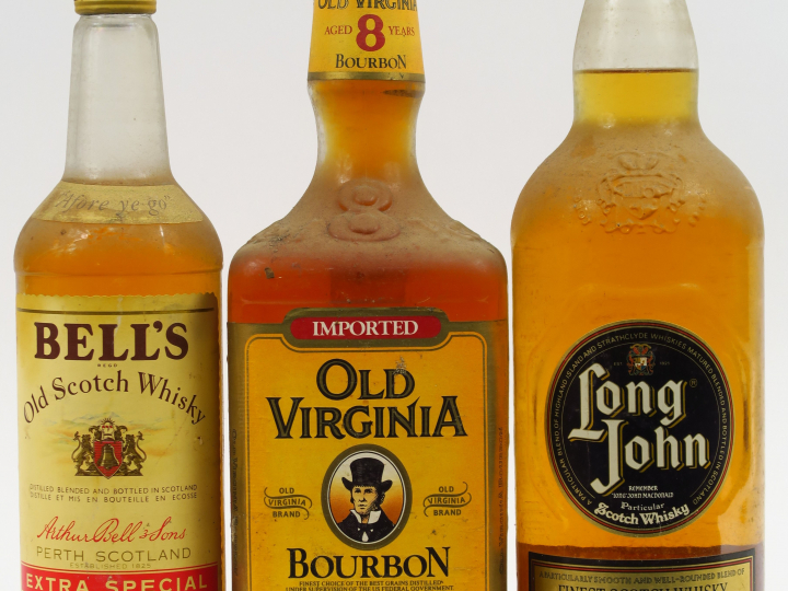 3 BOUTEILLES : 1 LONG JOHN SCOTCH WHISKY (1 L) - 1 BELL'S SCOTCH - 1 O