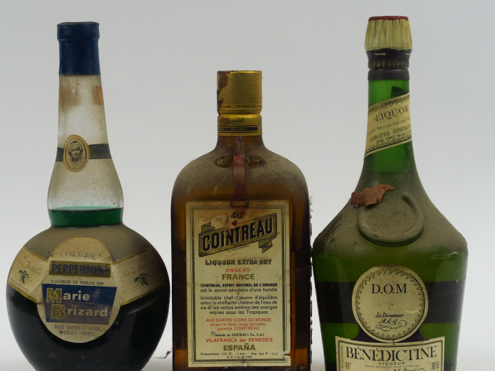 3 BOUTEILLES : 1 COINTREAU - 1 BENEDICTINE D.O.M. - 1 LIQUEUR PEPPERMI