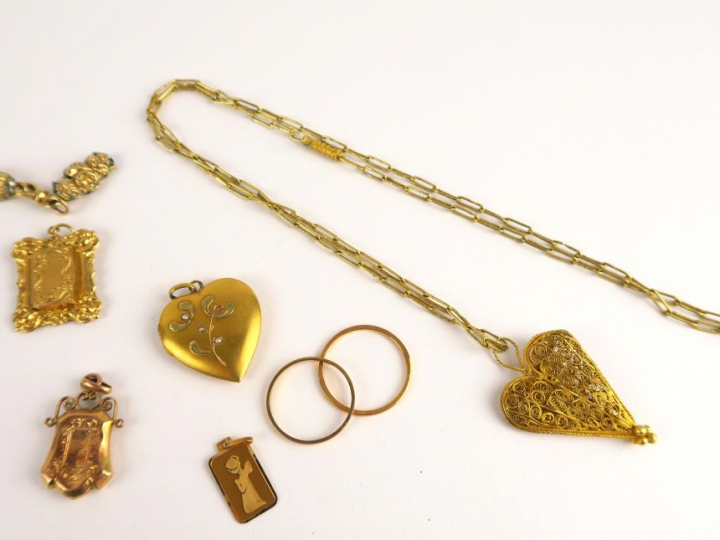 Lot d'or comprenant 3 pendentifs porte-photos, alliances, médaille, pa