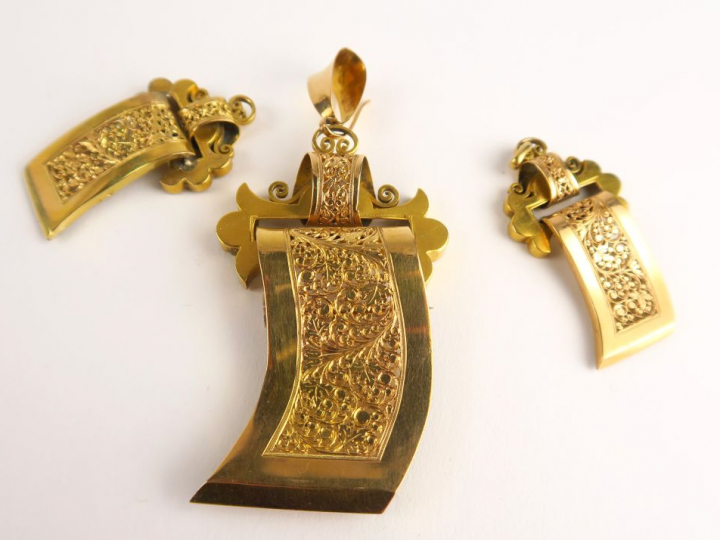 Différents éléments de giletière en or. Poids : 24 g