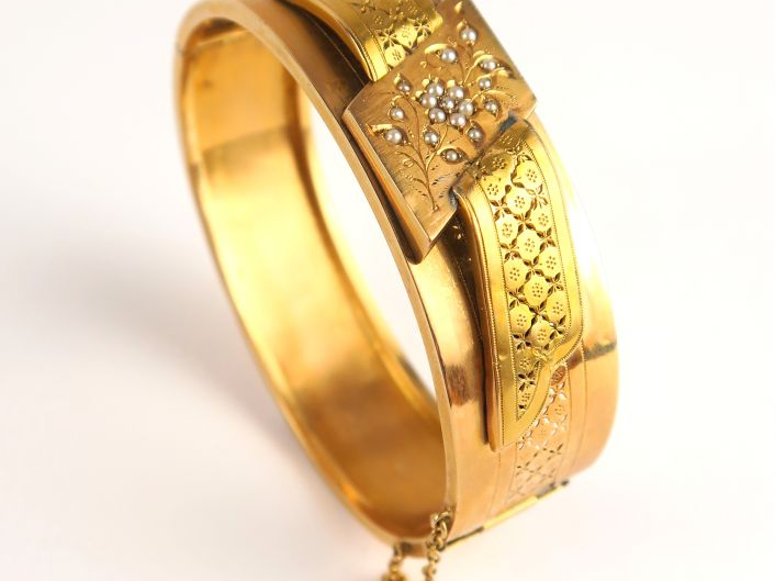 Bracelet manchette Napoléon III en or, rehaussé de perles. Poids tel :