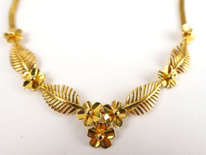 Collier en or, à décor de fleurs et de feuilles. Poids : 22,2 g (attac