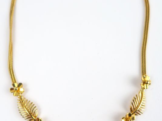 Collier en or, à décor de fleurs et de feuilles. Poids : 22,2 g (attac