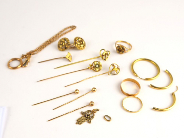 Lot d'or comprenant des épingles de cravate, parties de boucles d'orei