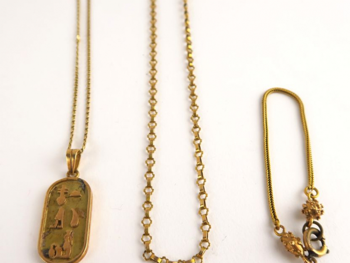 Lot en or comprenant deux chaines, un pendentif égyptien et un bracele