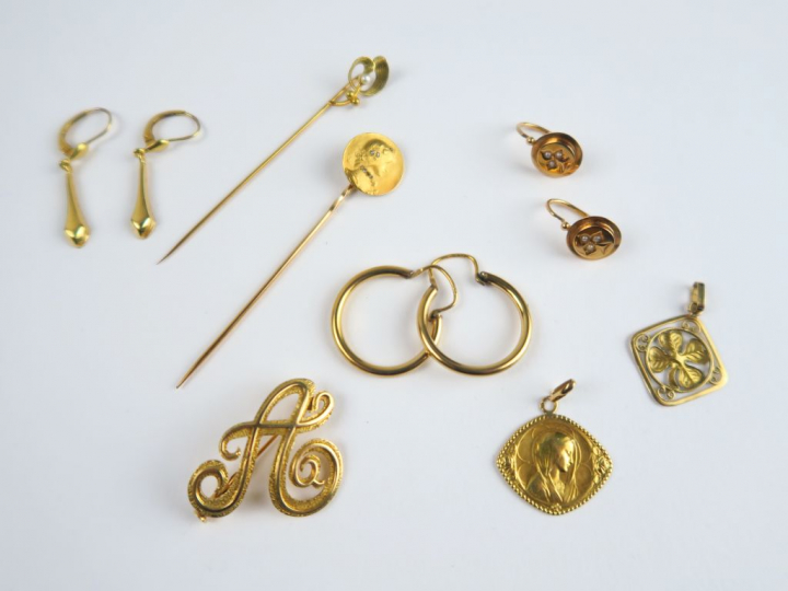 Lot d'or comprenant : une médaille religieuse, un pendentif trefle, et