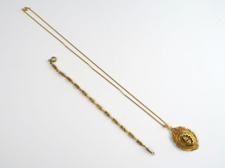 6/ Médaillon porte photo en or, avec sa chaine, et bracelet  (sans vit