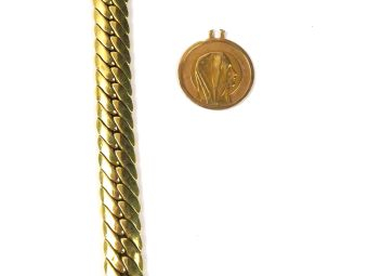 Gourmette et médaille accidentée en or. Poids : 13,7 g