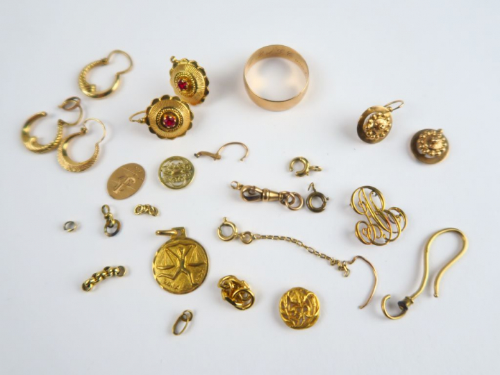 Lot d'or : perce-oreilles, médailles, parties de bijoux, alliance…Poid
