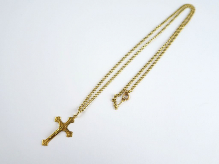 Chaine et croix en or. Poids  : 15,8 g