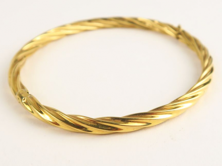 Jonc en or torsadé. Poids : 7,9 g