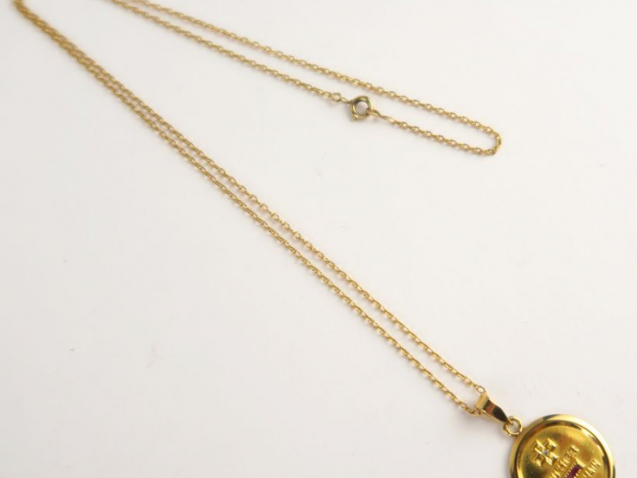 Chaine et médaille en or 'plus qu'hier moins que demain'. Poids : 7,9 