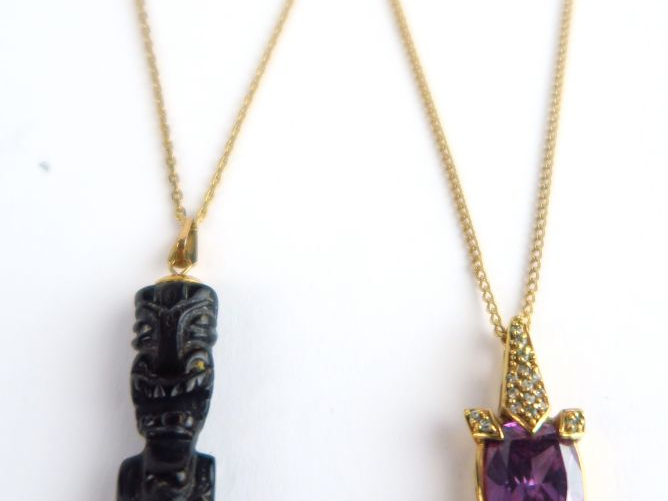  2 chaines en or (6,7 g) et 2 pendentifs fantaisie orné d'une pierre v