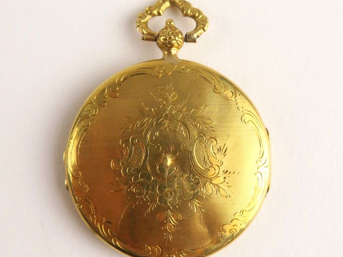 Pendentif porte photo en or gravé de rinceaux fleuris. Poids : 5,17 g