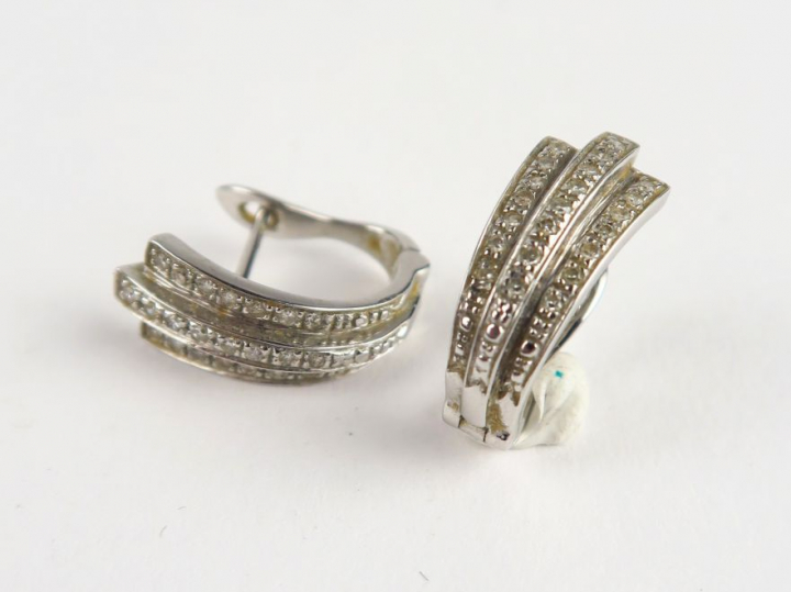 Perce oreilles en or blanc. Poids : 4,7 g