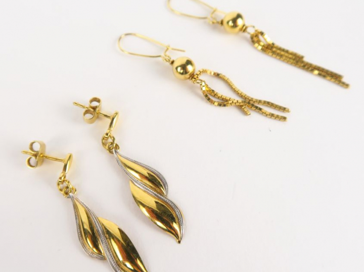 Deux paires de boucles d'oreilles en or. Poids : 4,7 g