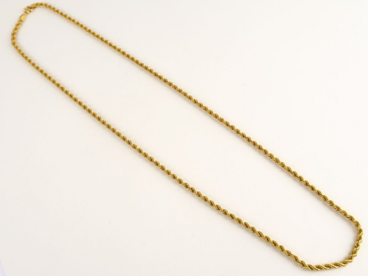 Collier en or, fine maille torsadée. Poids : 3 g