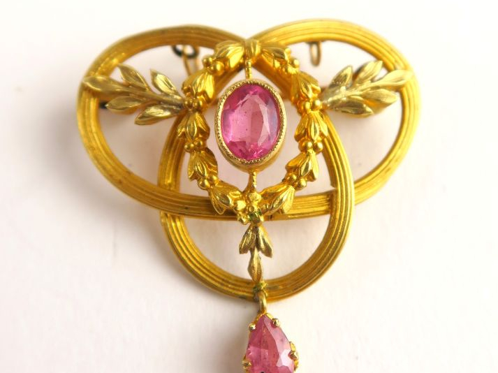 Broche en or et pierres roses. Poids tel : 3 g