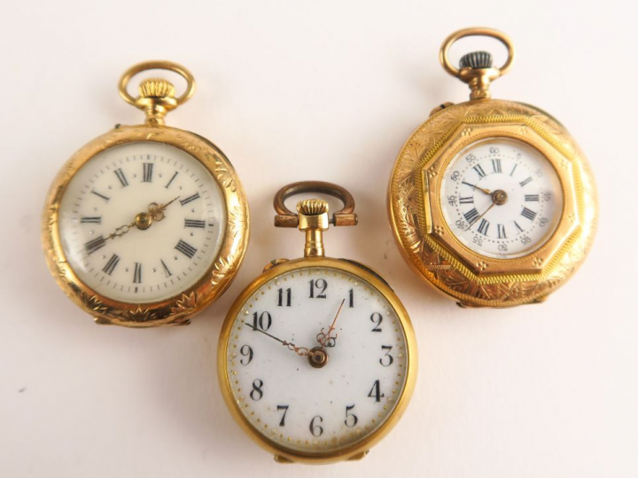 Trois montres de col en or. Poids tel : 48 g