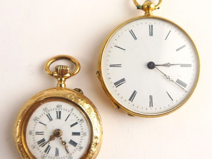 Montre de gousset et montre de col en or, cuvettes en métal. Poids tel