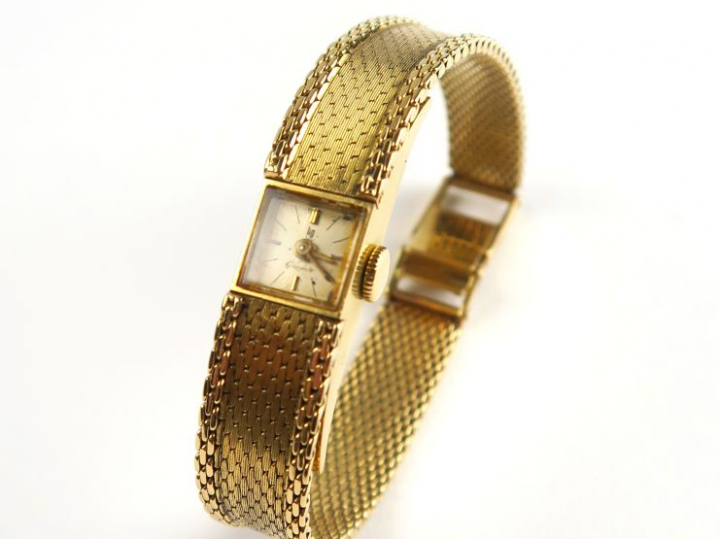 LIP. Montre de dame, boitier et bracelet en or. Poids tel : 36,3 g