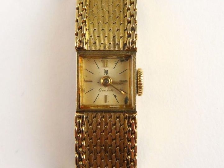 LIP. Montre de dame, boitier et bracelet en or. Poids tel : 36,3 g