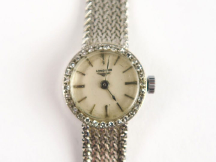 LONGINES. Montre de dame en or blanc, bracelet tressé, le boitier orné