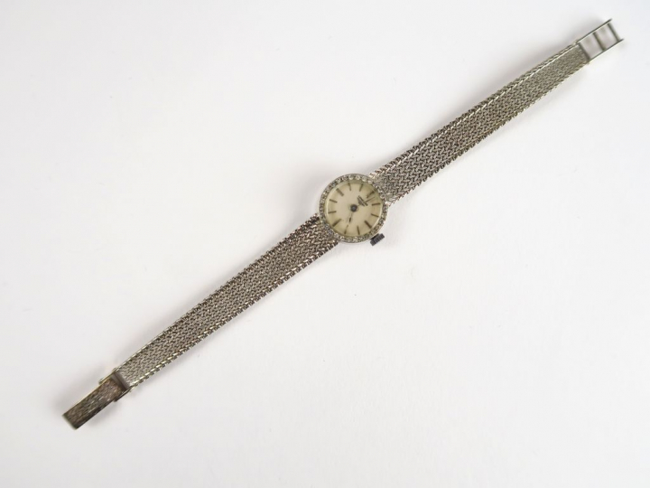 LONGINES. Montre de dame en or blanc, bracelet tressé, le boitier orné