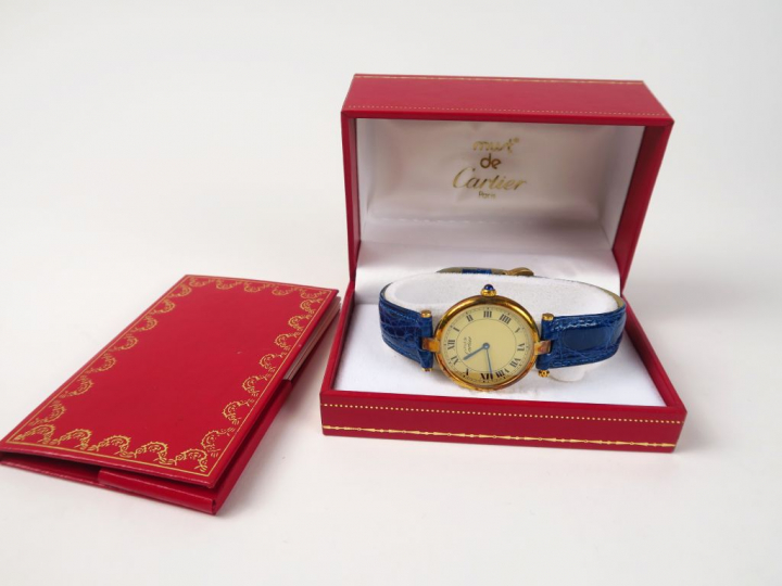 CARTIER. Montre 'Must', boitier en vermeil, bracelet en cuir bleu