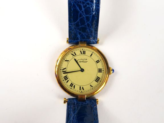CARTIER. Montre 'Must', boitier en vermeil, bracelet en cuir bleu